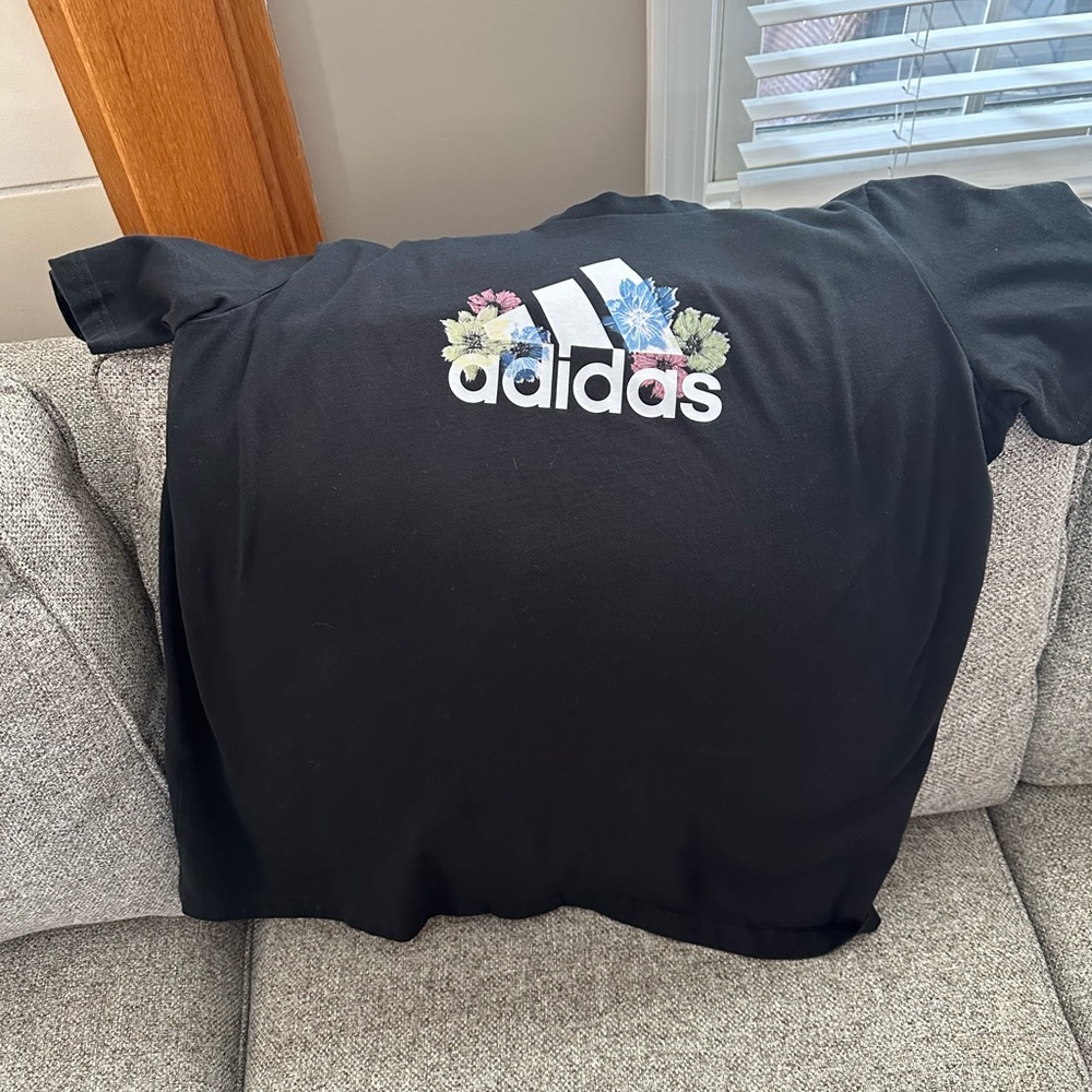 1x Adidas Tee